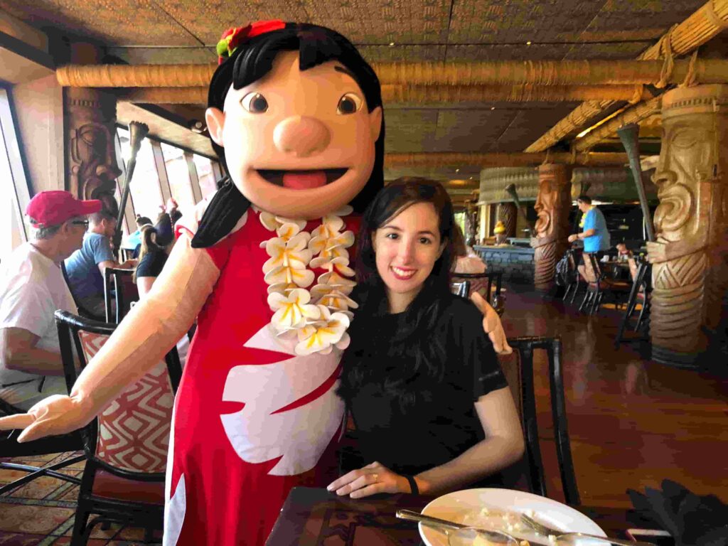 Lilo no restaurante Ohana que no café da manhã tem os personagens de Lilo & Stitch, além do Mickey e Pluto no hotel Polynesian Resort em Walt Disney World