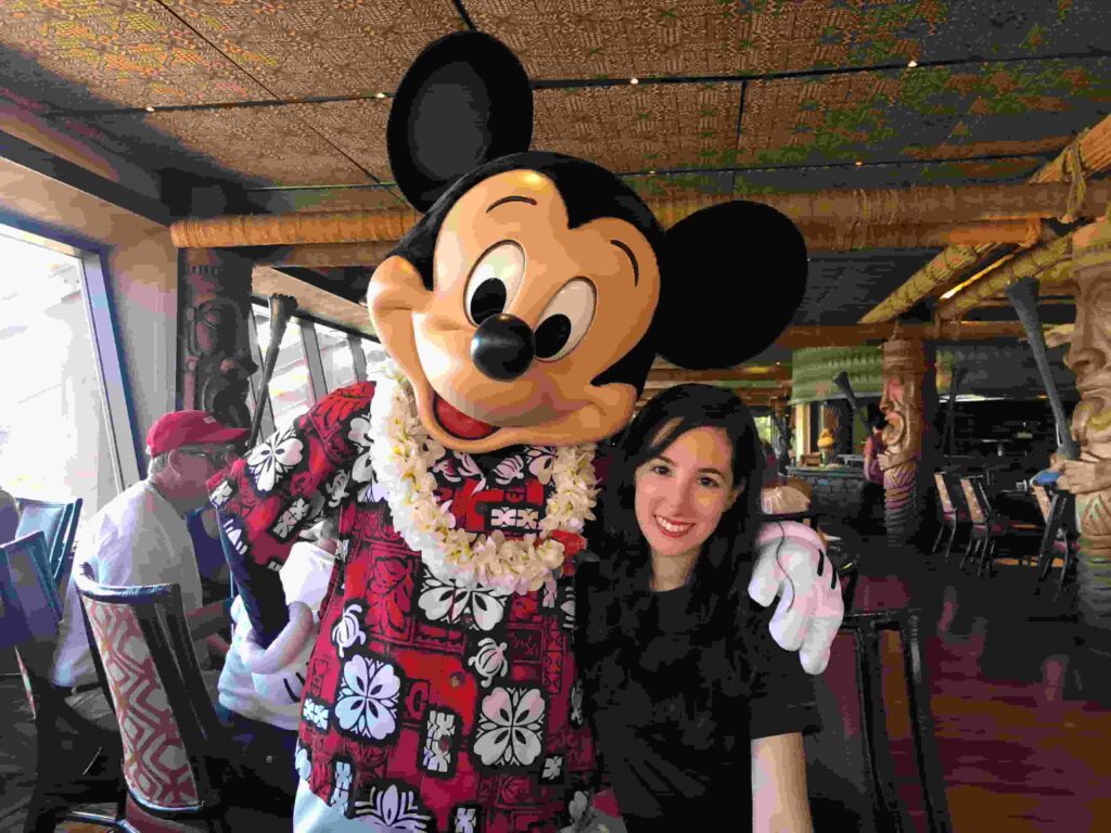 Mickey no restaurante Ohana que no café da manhã tem os personagens de Lilo & Stitch, além do Mickey e Pluto no hotel Polynesian Resort em Walt Disney World