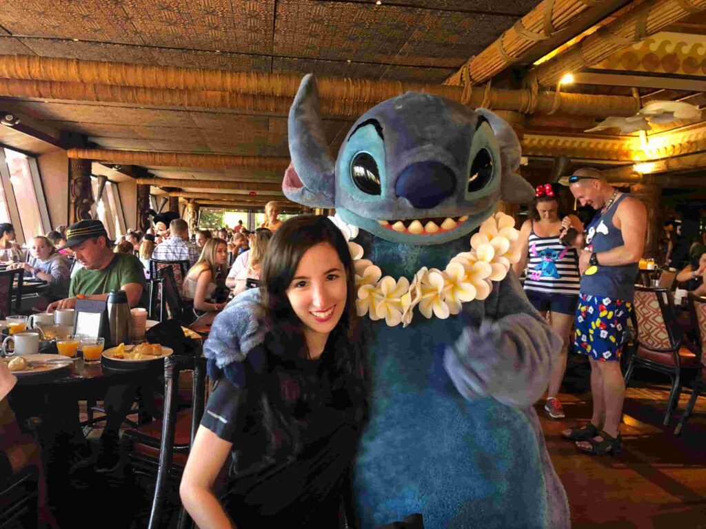 Stitch no restaurante Ohana que no café da manhã tem os personagens de Lilo & Stitch, além do Mickey e Pluto no hotel Polynesian Resort em Walt Disney World