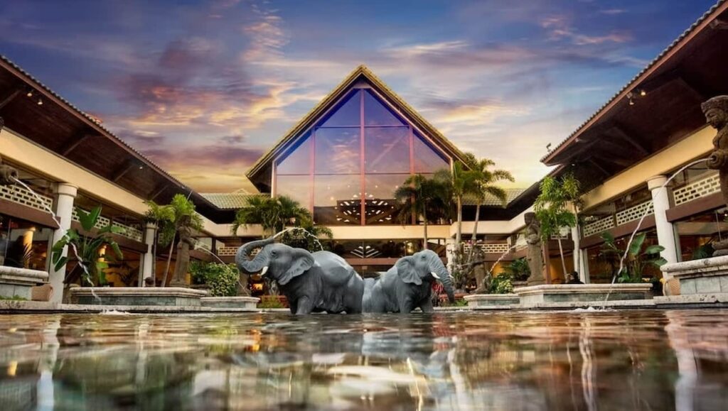 Entrada do Hotel Royal Pacific da Universal Orlando é um dos hotéis de luxo do complexo e oferece Express Pass Ilimitado