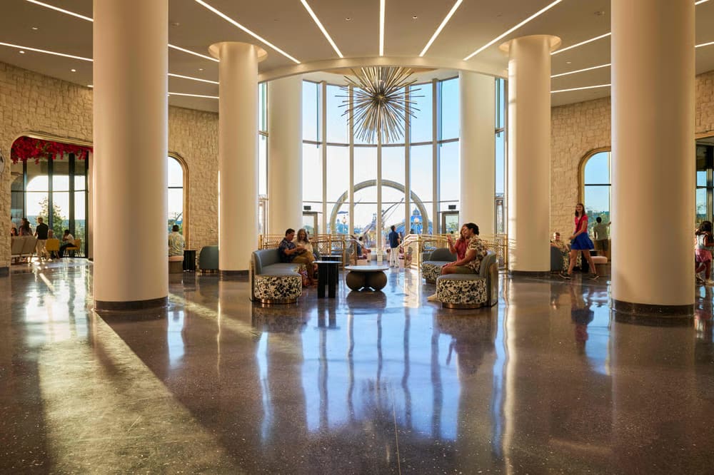 Lobby do Grand Helios Hotel, hotel de luxo do complexo da Universal de Orlando que fica no parque temático Epic Universe, com entrada exclusiva ao parque