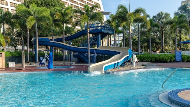 Piscina do Disney's Contemporary Resort, um hotel de luxo dos mais tradicionais de todo o complexo Walt Disney World, com monorail passando por dentro e muita modernidade, tem vista para o castelo e show de fogos do Magic Kingdom