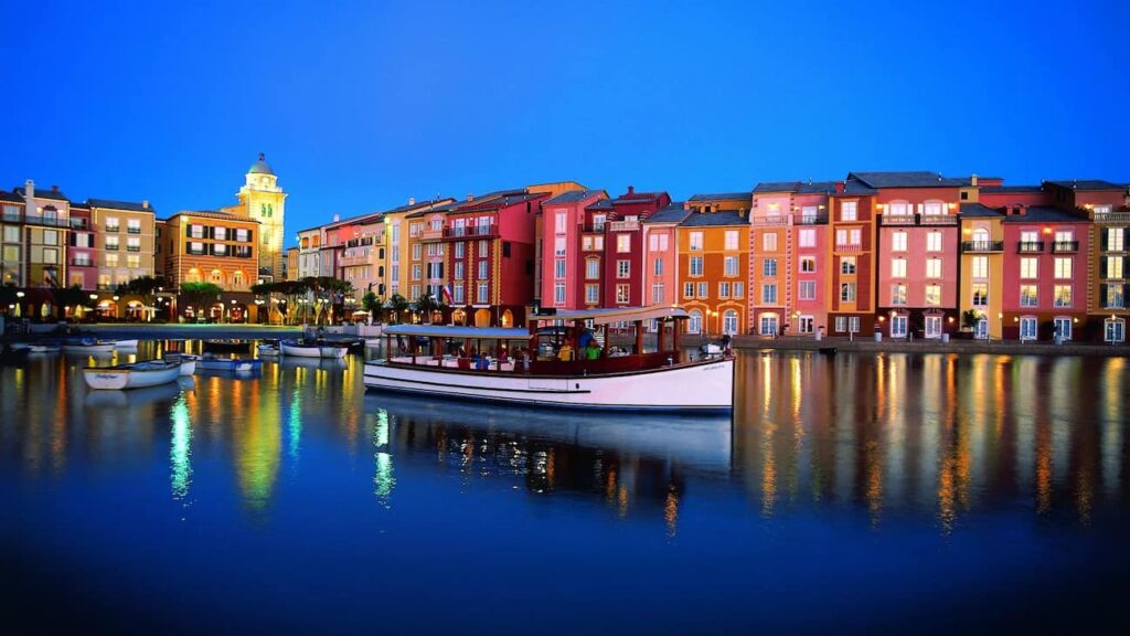 Fachada do Portofino Bay Hotel na Universal Orlando com sua arquitetura Italiana e barquinhos charmosos