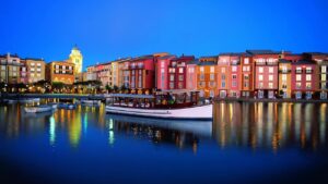 Fachada do Portofino Bay Hotel na Universal Orlando com sua arquitetura Italiana e barquinhos charmosos