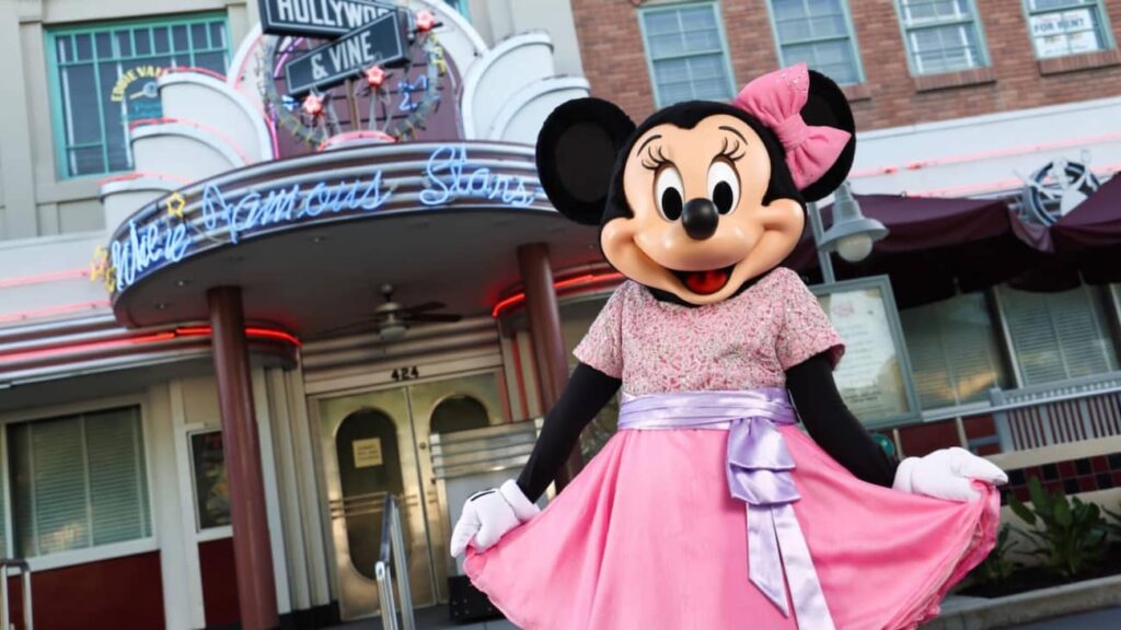 Minnie em frente ao restaurante restaurante Hollywood & Vine no Hollywood Studios que oferece experiência com personagens no Café da manhã, almoço e jantar
