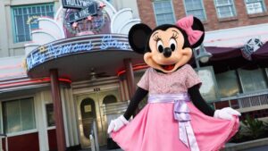 Minnie em frente ao restaurante restaurante Hollywood & Vine no Hollywood Studios que oferece experiência com personagens no Café da manhã, almoço e jantar
