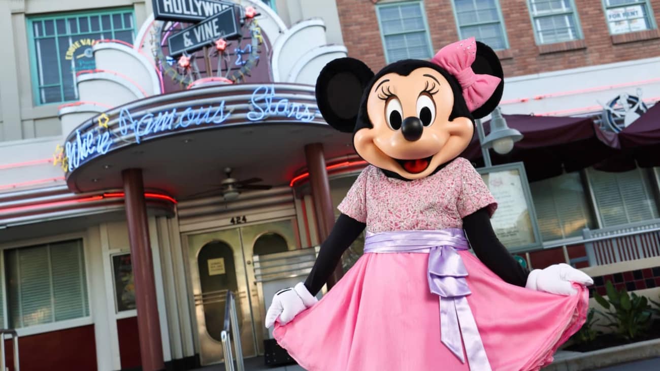 Minnie em frente ao restaurante restaurante Hollywood & Vine no Hollywood Studios que oferece experiência com personagens no Café da manhã, almoço e jantar