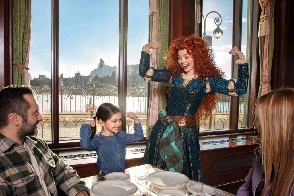 Família faz refeição com personagens enquanto encontra a Merida no The Regal View Restaurant na Disneyland Paris