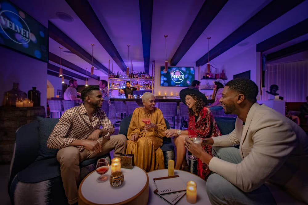 Pessoas se divertem no lounge Hotel Hard Rock Cafe no complexo da Universal Orlando Resort, um hotel de luxo com direito a Express Pass