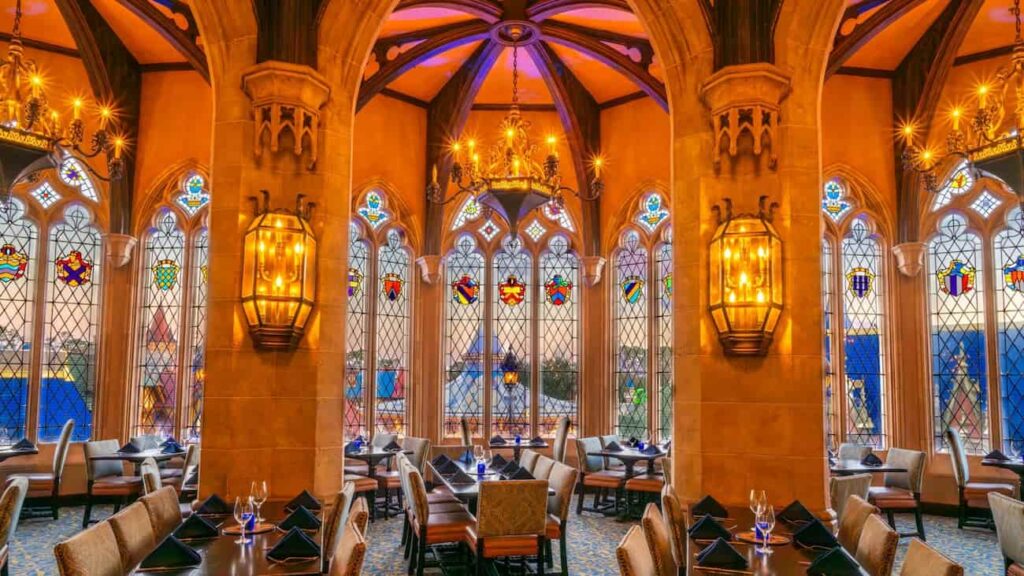 Restaurante Cinderella's Royal Table fica dentro do parque Magic Kingdom no Castelo da Cinderela e tem a presença das princesas no café da manhã, almoço e jantar