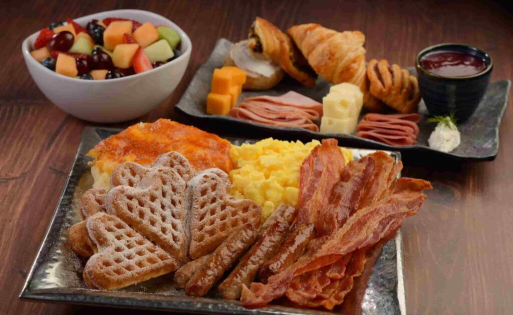 Itens servidos no café da manhã no restaurante Akershus no Epcot, parque temático de Walt Disney World