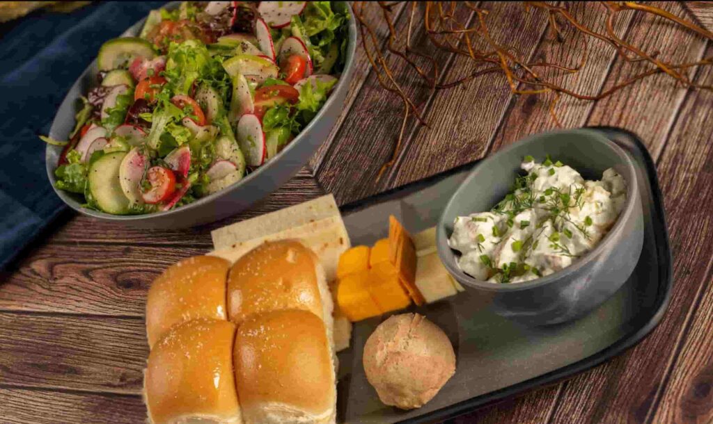 Itens servidos no almoço no restaurante Akershus no Epcot, parque temático de Walt Disney World