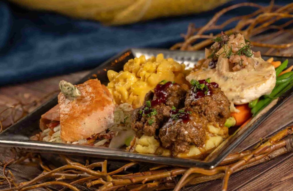 Itens servidos no almoço no restaurante Akershus no Epcot, parque temático de Walt Disney World