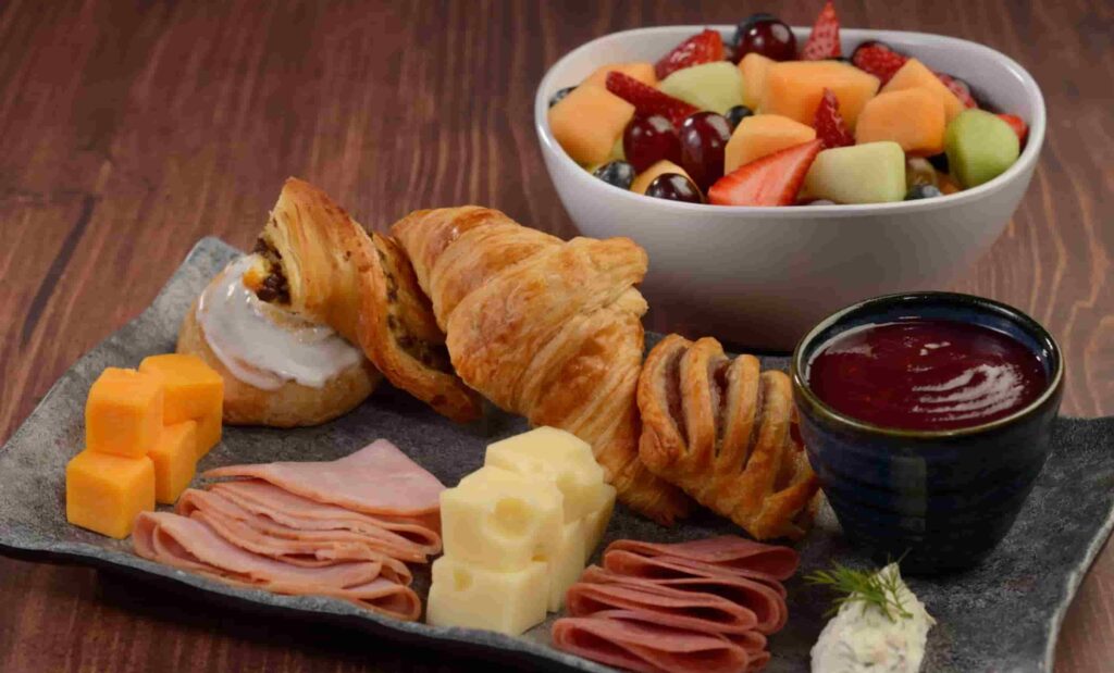 Itens servidos no café da manhã no restaurante Akershus no Epcot, parque temático de Walt Disney World