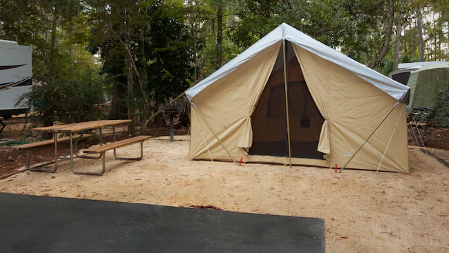 Barraca de acampamento na área de camping do hotel Fort Wilderness Resort em Walt Disney World Resort