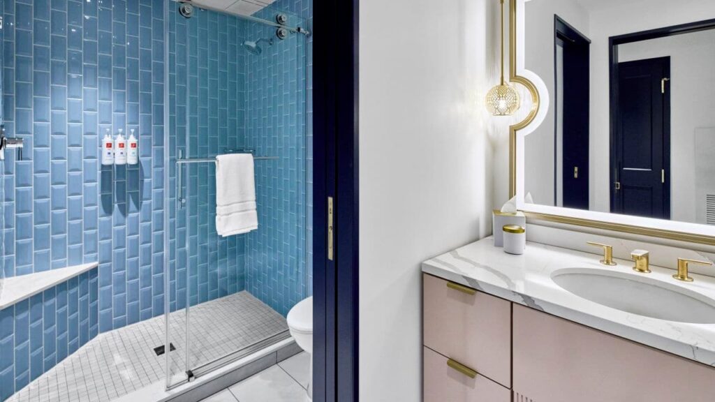 Banheiro do Grand Helios Hotel, hotel de luxo do complexo da Universal de Orlando que fica no parque temático Epic Universe, com entrada exclusiva ao parque