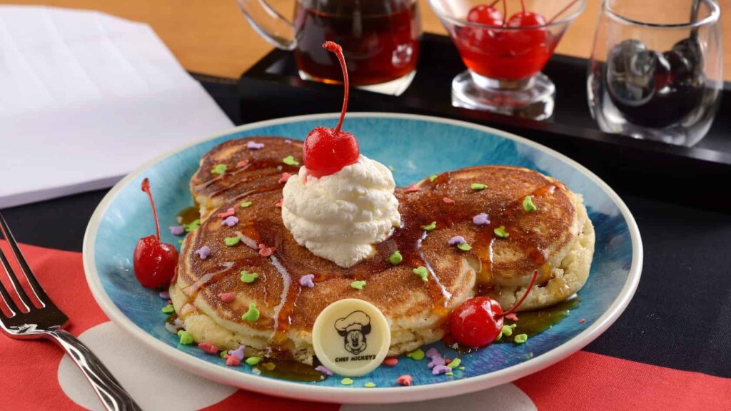 Panqueca em forma de Mickey no restaurante Chef Mickey's que tem café da manhã e jantar com personagens