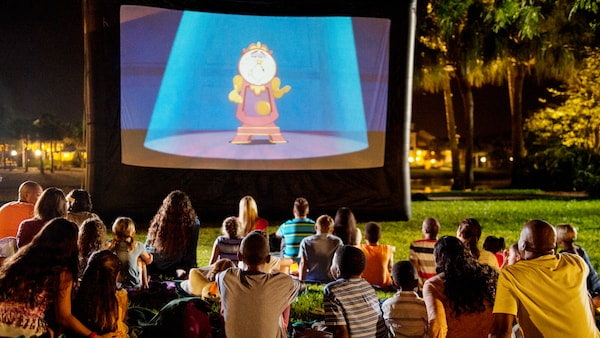 Movie under the stars, filmes nas noites dos hotéis Disney, incluindo o Disney's Riveira Resort, hotel de luxo do complexo Walt Disney World Resort em Orlando na Flórida