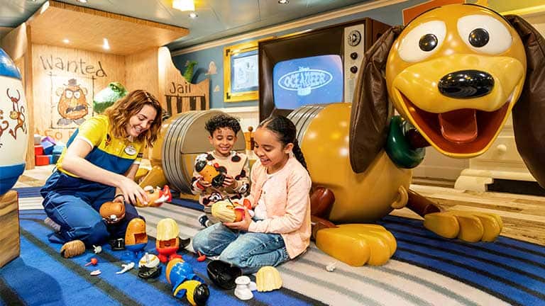 Crianças brincam no oceaneers kids club, o clubinho infantil da Disney Cruise Line