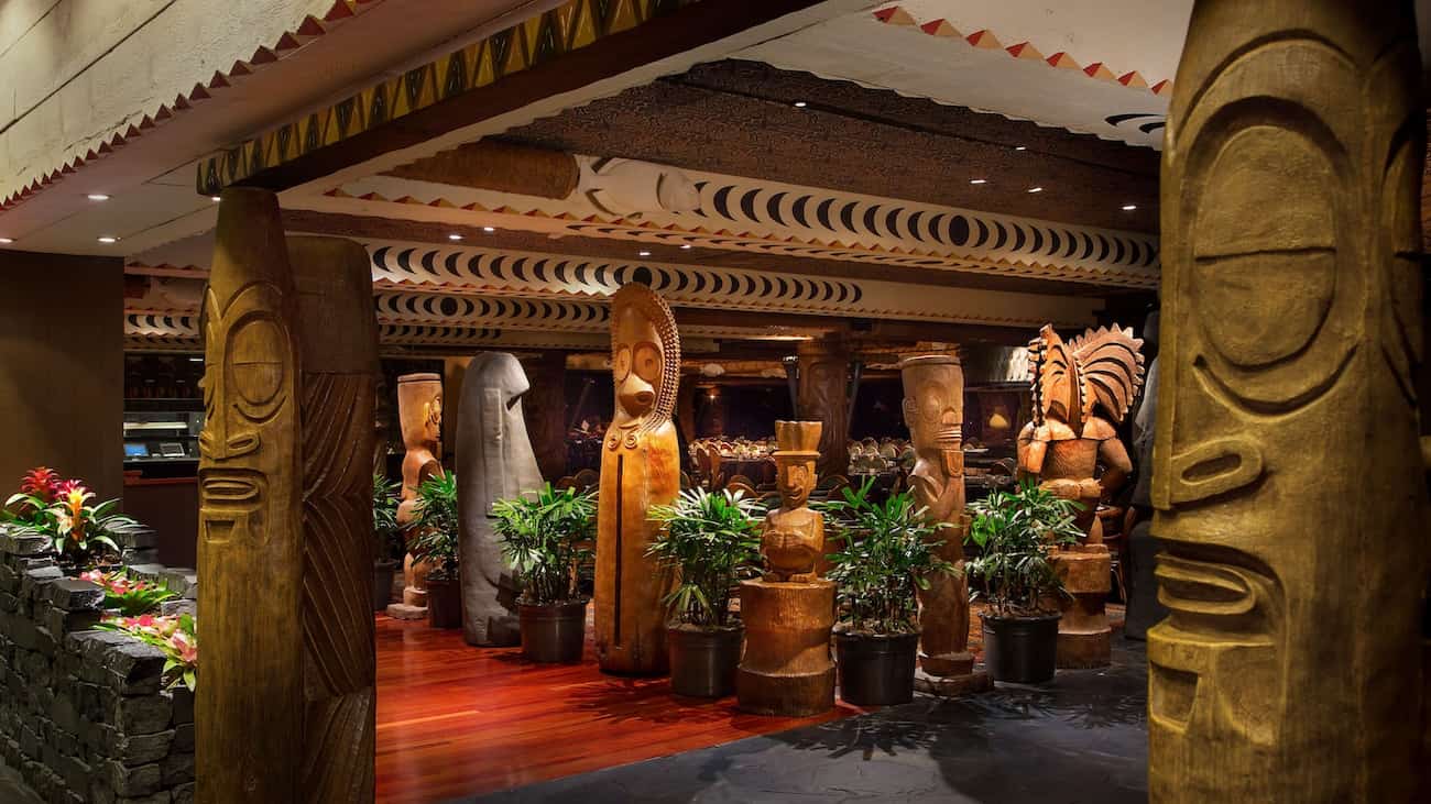 Restaurante Ohana que no café da manhã tem os personagens de Lilo & Stitch, além do Mickey e Pluto no hotel Polynesian Resort em Walt Disney World