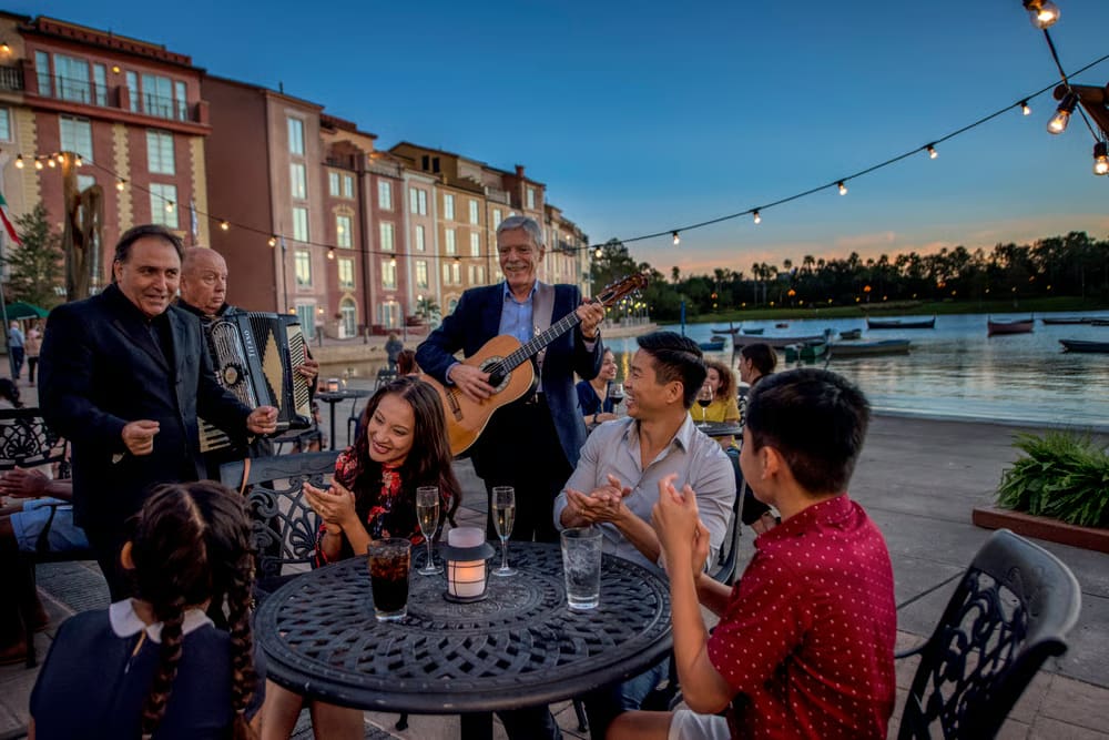Família se diverte com música ao vivo no Portofino Bay Hotel na Universal Orlando um dos hotéis de luxo do complexo