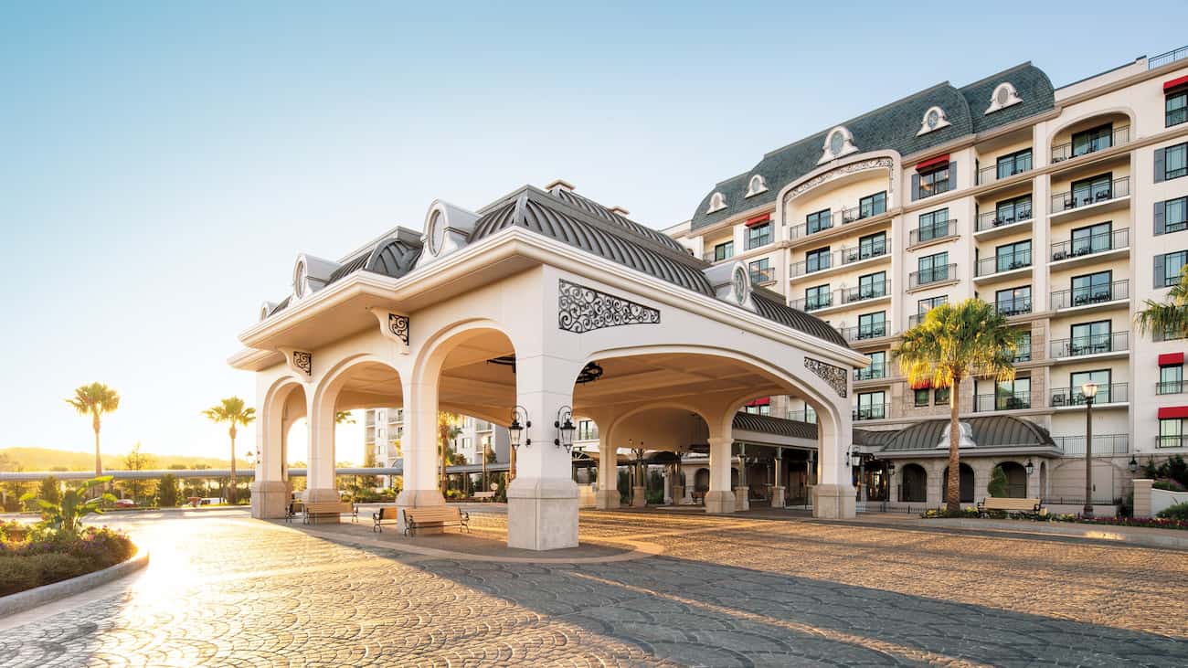 Fachada do Disney's Riveira Resort, hotel de luxo do complexo Walt Disney World Resort em Orlando na Flórida