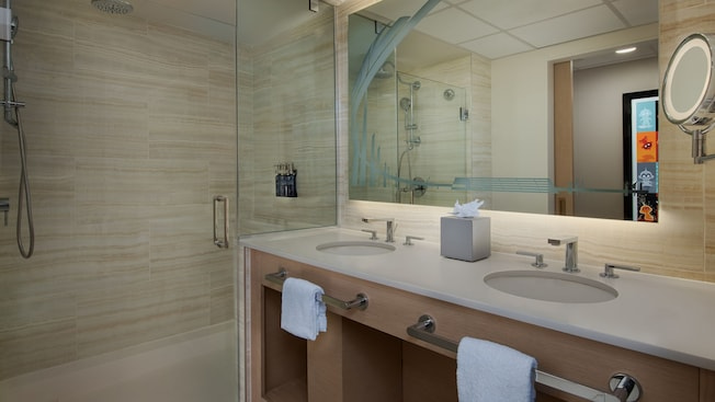 Banheiro do Disney's Contemporary Resort, um hotel de luxo dos mais tradicionais de todo o complexo Walt Disney World, com monorail passando por dentro e muita modernidade, tem vista para o castelo e show de fogos do Magic Kingdom