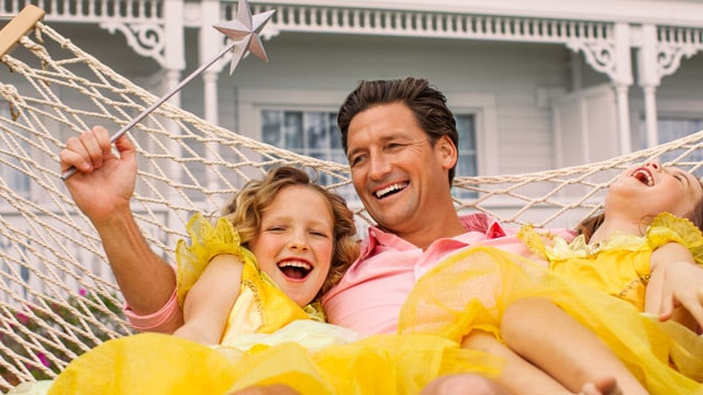 Pai com suas filhas no Hotel Disney's Grand Floridian o mais tradicional hotel de luxo em todo o Walt Disney World Resort em Orlando na Florida