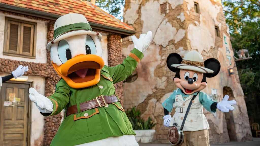 Donald e Mickey em frente ao restaurante Tusker House que oferece refeição com personagens dentro do parque Disney's Animal Kingdom
