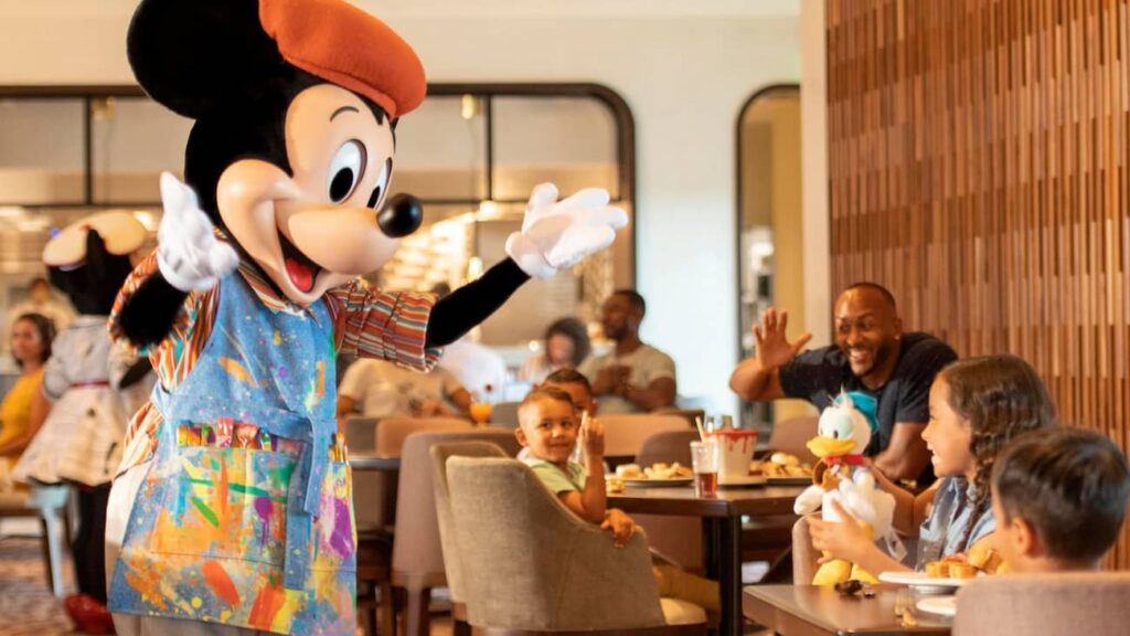 Mickey encontra com visitantes no café da manhã no Restaurante Topolino's Terrace no Disney's Riviera Resort em Walt Disney World Orlando