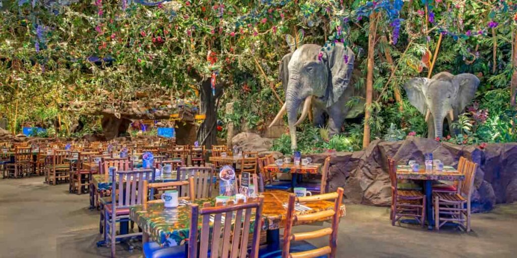 Restaurante Rainforest Cafe no parque temático Disney's Animal Kingdom, um restaurante com tema de floresta tropical onde animais animatrônicos se movem ocasionalmente durante uma "tempestade"