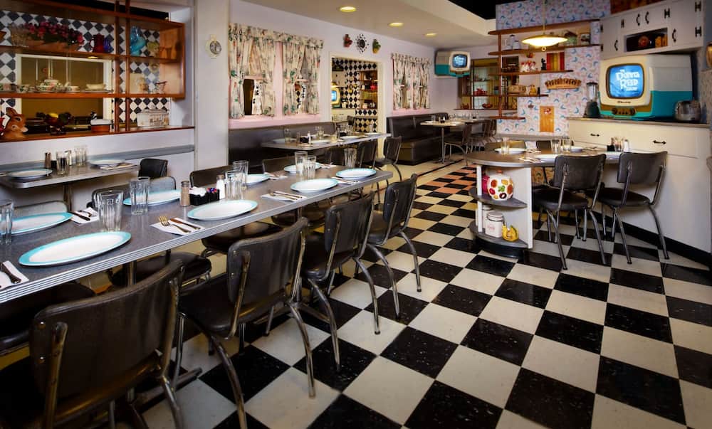 Ambientação do restaurante 50's Prime Time que é retrô temático de anos 50 e fica no Disney's Hollywood Studios, parque de diversões da Disney em Walt Disney World Resort