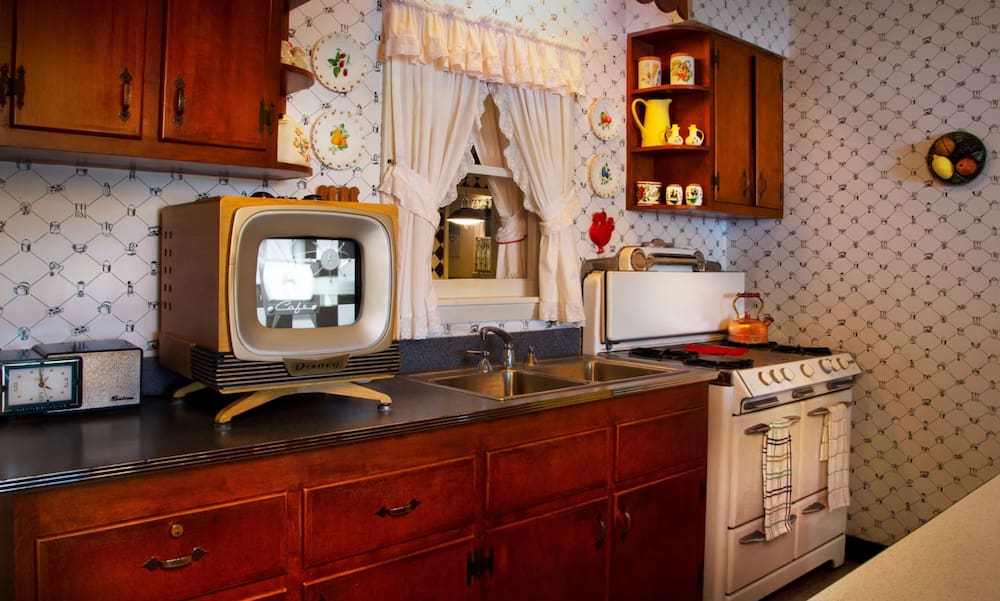 Ambientação do restaurante 50's Prime Time que é retrô temático de anos 50 e fica no Disney's Hollywood Studios, parque de diversões da Disney em Walt Disney World Resort