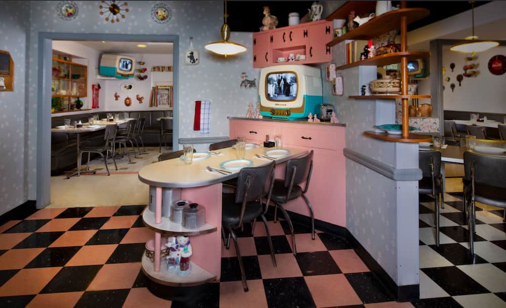 Ambientação do restaurante 50's Prime Time que é retrô temático de anos 50 e fica no Disney's Hollywood Studios, parque de diversões da Disney em Walt Disney World Resort