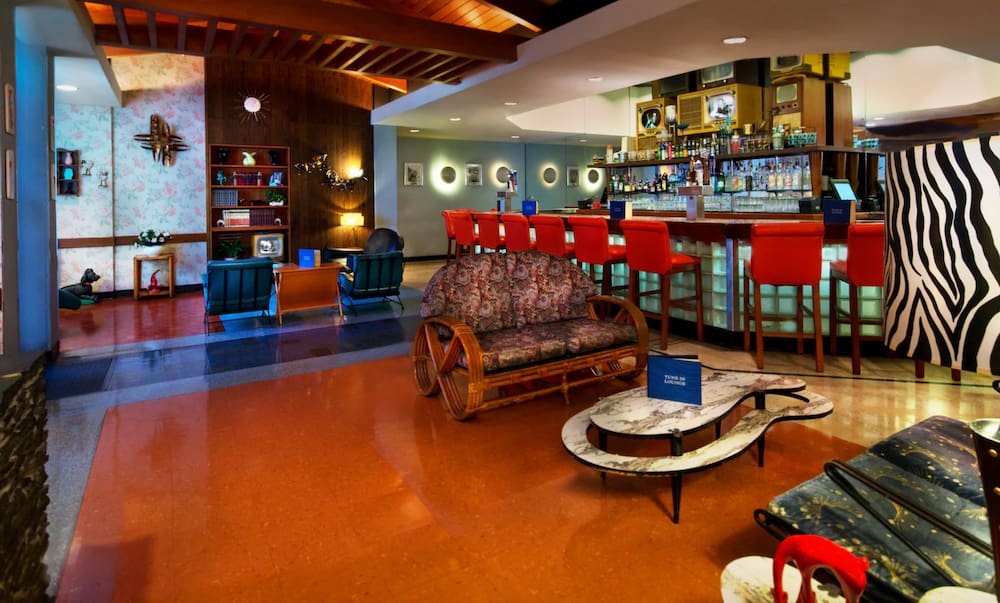 Ambientação do restaurante 50's Prime Time que é retrô temático de anos 50 e fica no Disney's Hollywood Studios, parque de diversões da Disney em Walt Disney World Resort