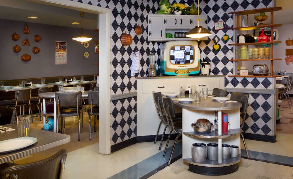 Ambientação do restaurante 50's Prime Time que é retrô temático de anos 50 e fica no Disney's Hollywood Studios, parque de diversões da Disney em Walt Disney World Resort