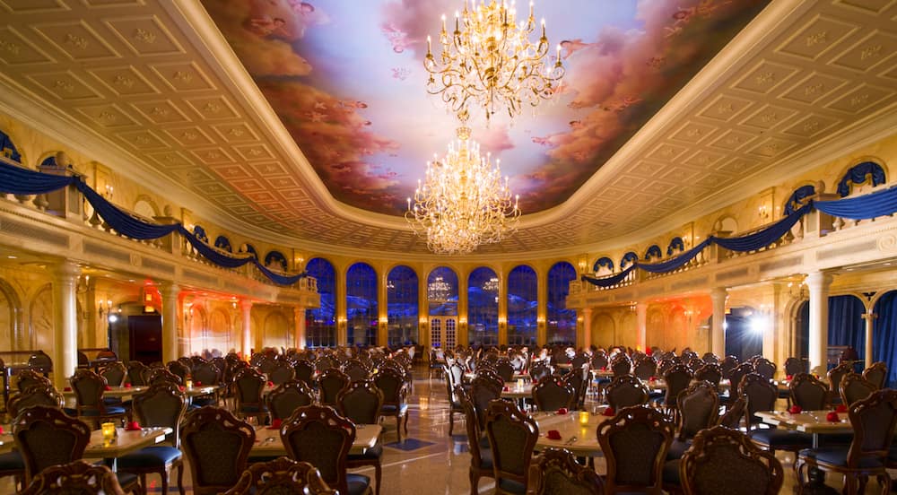 Panorama do salão principal do restaurante Be Our Guest que fica no Castelo da Fera dentro do parque Disney's Magic Kingdom em Orlando