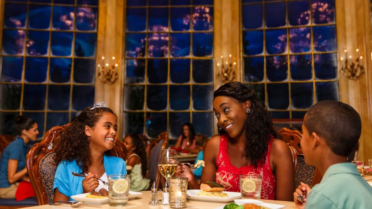 Familia se diverte enquanto janta no restaurante Be Our Guest que fica no Castelo da Fera dentro do parque Disney's Magic Kingdom em Orlando