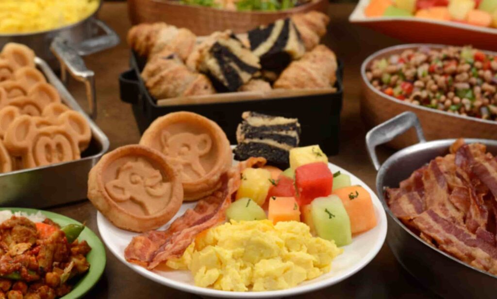 Comida oferecida durante o café da manhã com personagens que ocorre dentro do parque Disney's Animal Kingdom no restaurante Tusker House