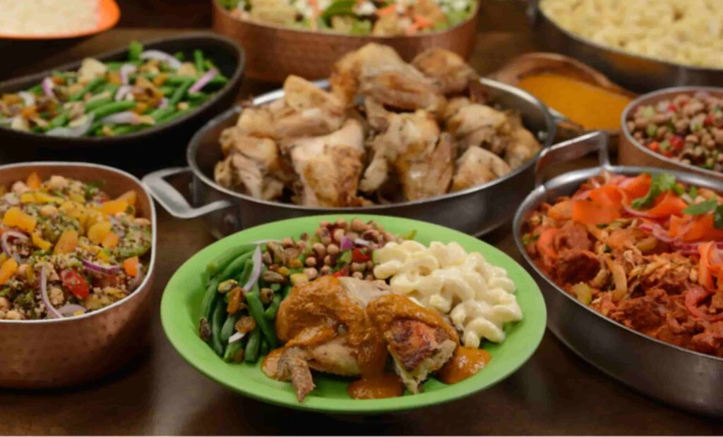 Comida oferecida durante o almoço e jantar com personagens que ocorre dentro do parque Disney's Animal Kingdom no restaurante Tusker House