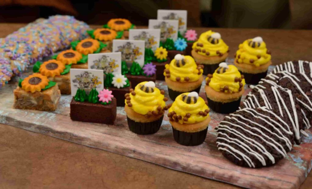 Comida oferecida durante o almoço e jantar com personagens que ocorre dentro do parque Disney's Animal Kingdom no restaurante Tusker House