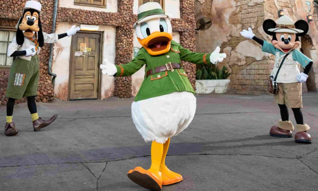 Donald, Mickey e Pateta em frente ao restaurante Tusker House que oferece refeição com personagens dentro do parque Disney's Animal Kingdom