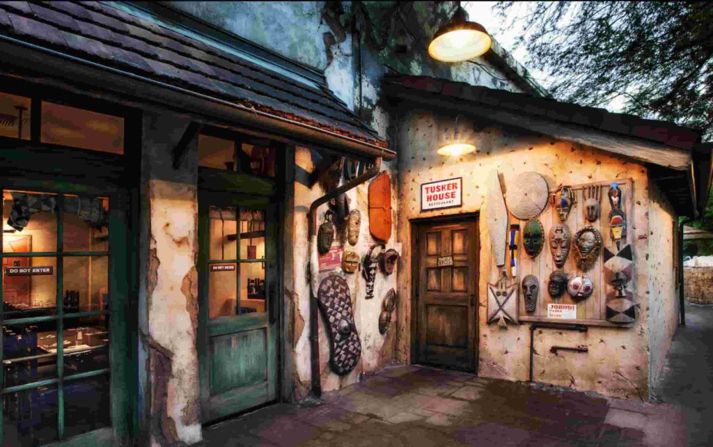 Fachada do restaurante Tusker House que oferece refeição com personagens dentro do parque Disney's Animal Kingdom