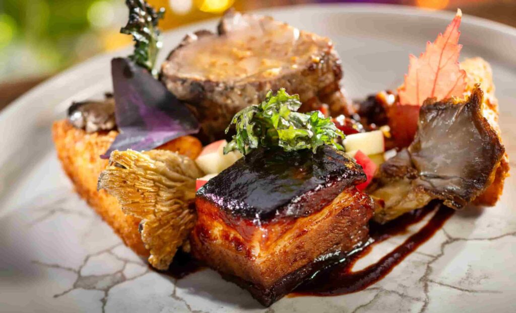 Comida servida durante o jantar do restaurante California Grill com vista privilegiada para os fogos do Magic Kingdom