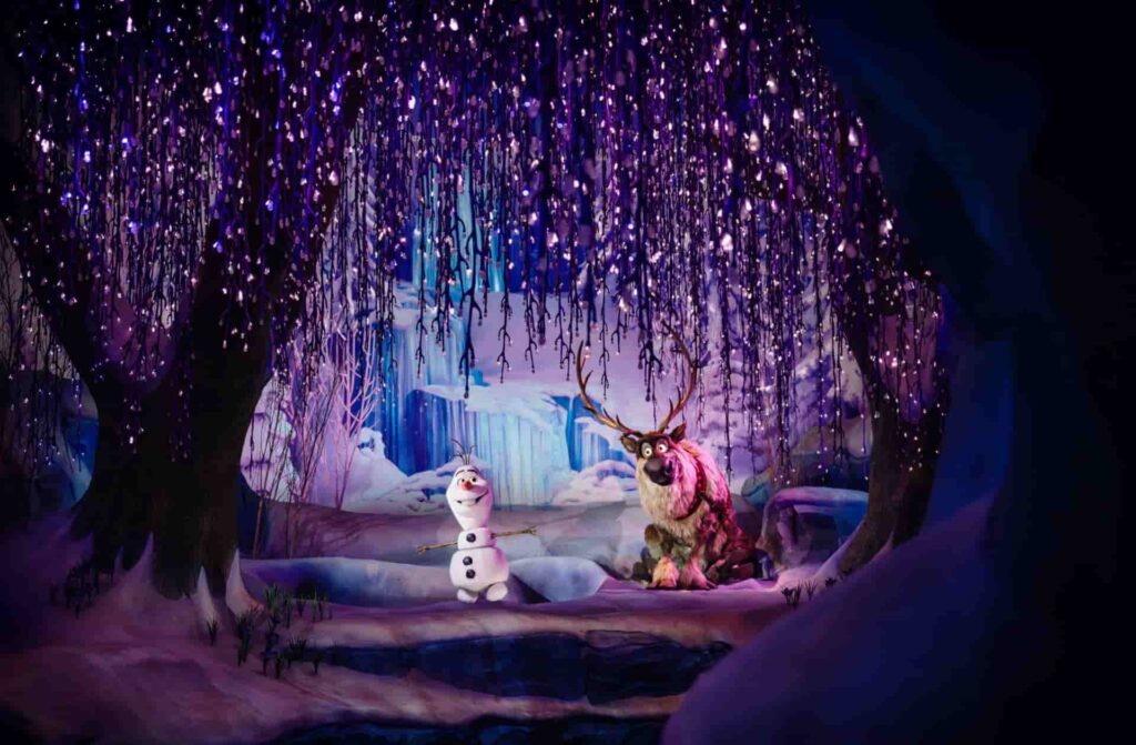 Olaf e Sven na atração Frozen Ever After no World of Frozen nova área do parque Adventure World na Disneyland Paris