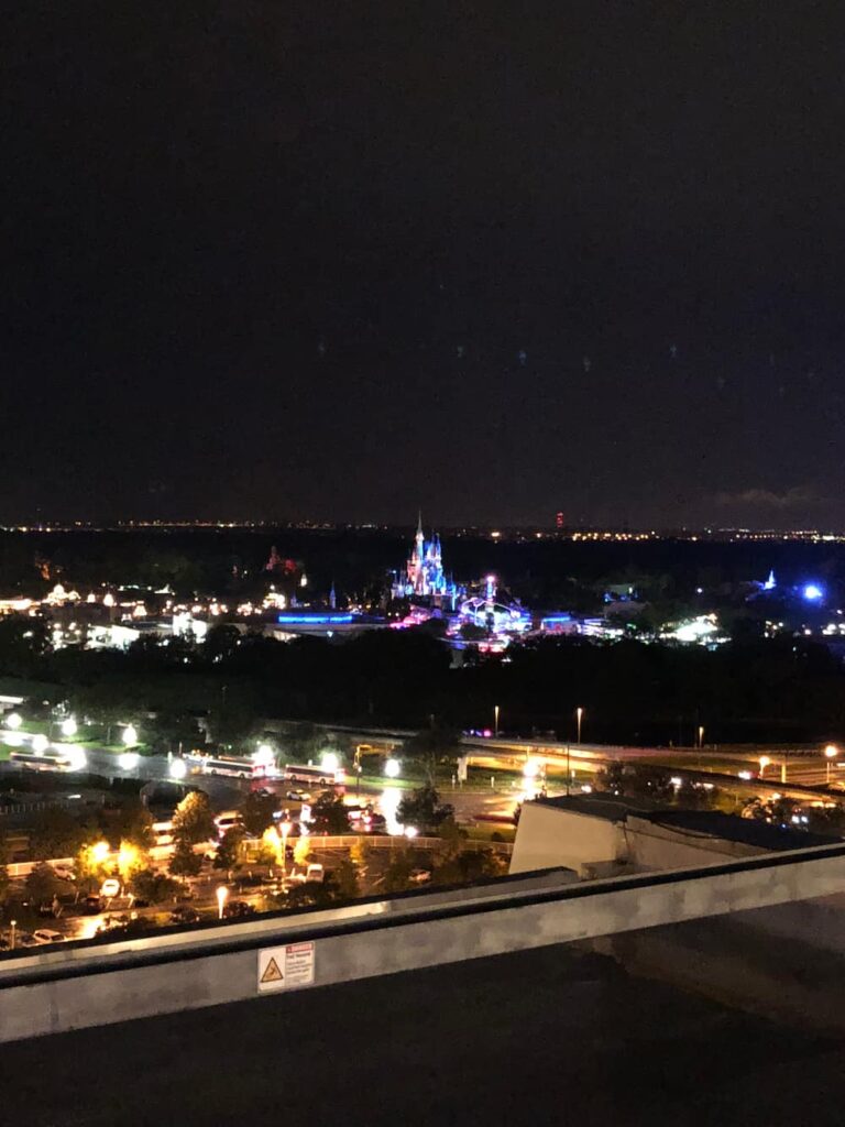 Vista do Magic Kingdom do restaurante California Grill no topo do Hotel Deluxe Disney's Contemporary Resort em Walt Disney World