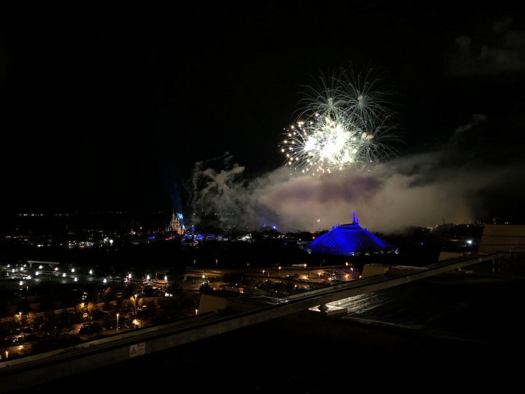 Vista dos fogos do Magic Kingdom do restaurante California Grill no topo do Hotel Deluxe Disney's Contemporary Resort em Walt Disney World