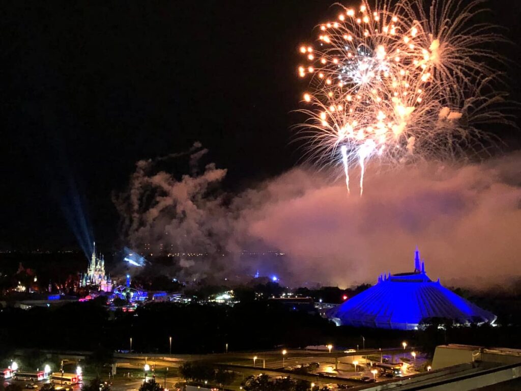 Vista dos fogos do Magic Kingdom do restaurante California Grill no topo do Hotel Deluxe Disney's Contemporary Resort em Walt Disney World