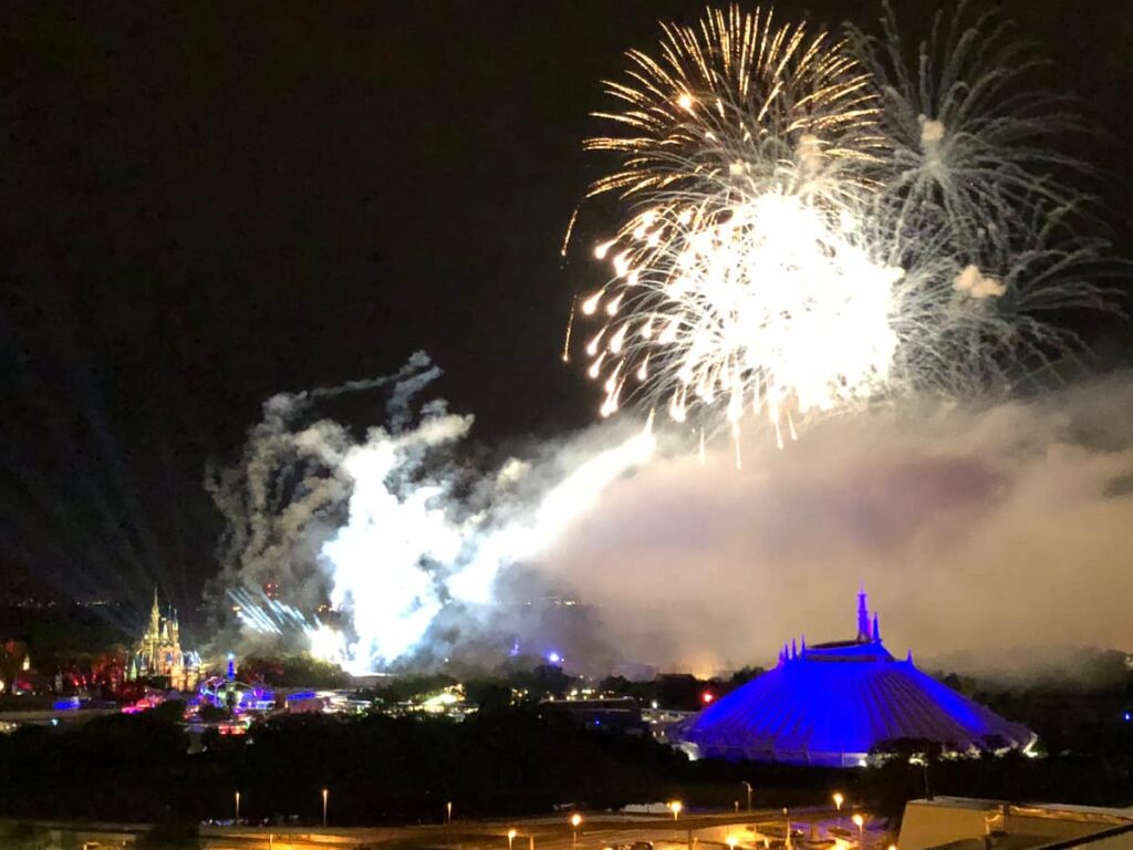 Vista dos fogos do Magic Kingdom do restaurante California Grill no topo do Hotel Deluxe Disney's Contemporary Resort em Walt Disney World