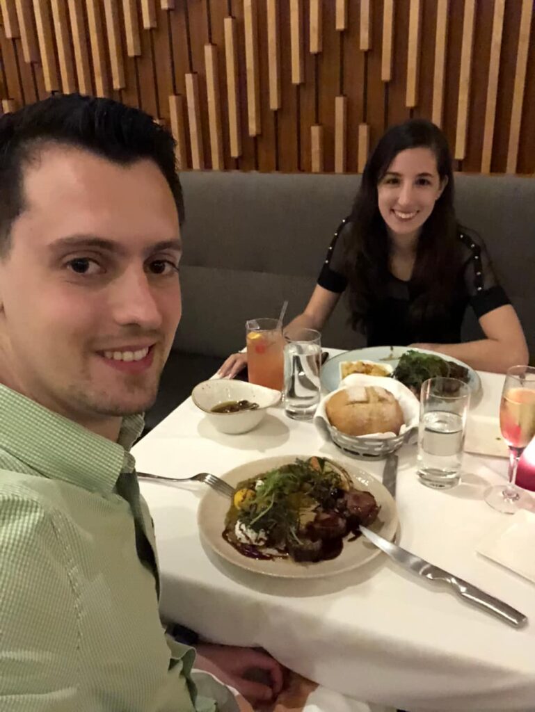 Casal janta no restaurante California Grill no topo do Hotel Deluxe Disney's Contemporary Resort em Walt Disney World